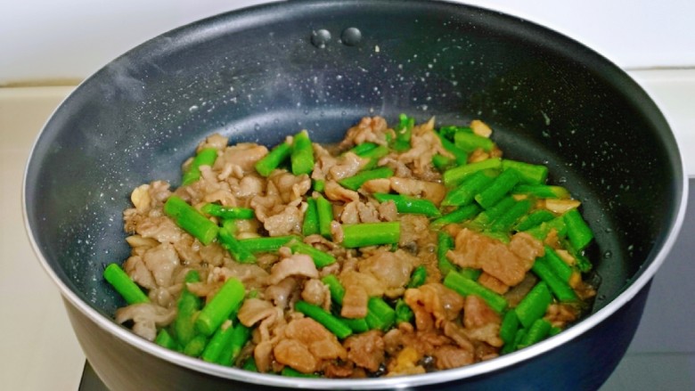 芦笋炒肉片,加入煸炒过的牛肉,中火快速翻炒均匀,即可出锅。