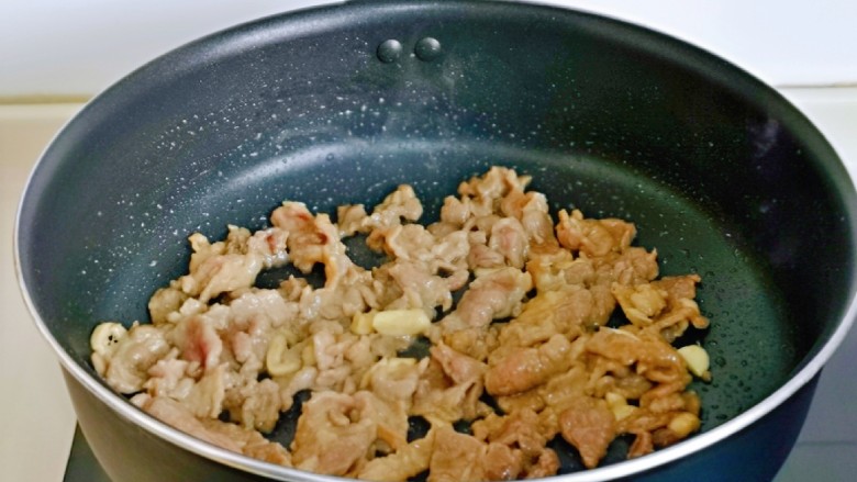 芦笋炒肉片,中火煸炒至变色,盛出备用。