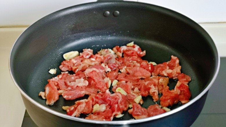 芦笋炒肉片,起油锅,加入切好的蒜末煸炒出香味,再加入腌制好的牛肉。