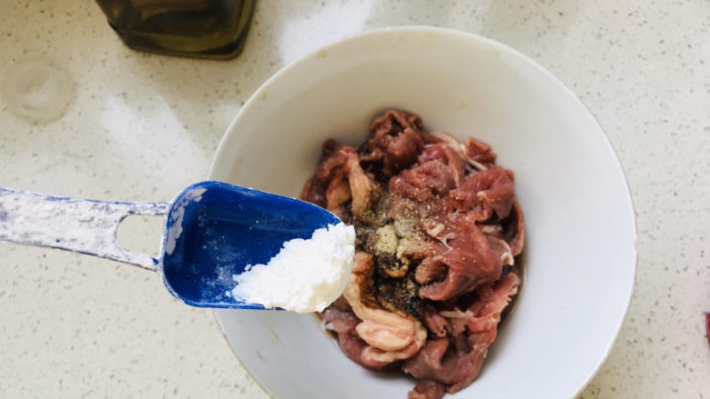 蒜苔炒牛肉,加入适量淀粉;
