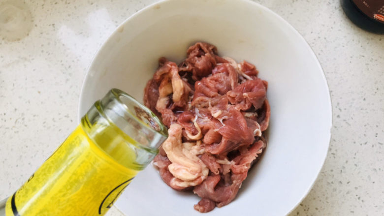 蒜苔炒牛肉,腌制牛肉片,倒入少许<a style='color:red;display:inline-block;' href='/shicai/ 718'>料酒</a>去腥;