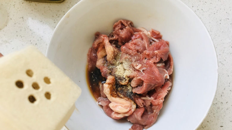 蒜苔炒牛肉,再撒一点<a style='color:red;display:inline-block;' href='/shicai/ 134296'>白胡椒粉</a>;
