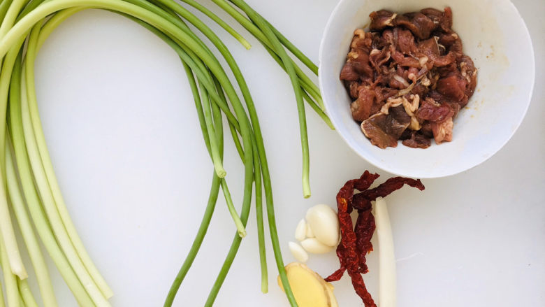 蒜苔炒牛肉,所有用到的食材都在这里,<a style='color:red;display:inline-block;' href='/shicai/ 216'>牛肉</a>切片;