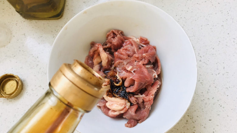 蒜苔炒牛肉,一点<a style='color:red;display:inline-block;' href='/shicai/ 762'>老抽</a>;