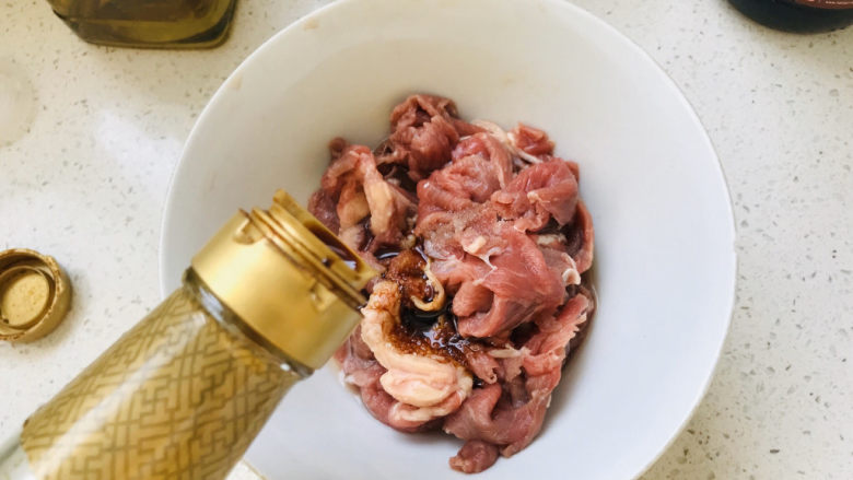蒜苔炒牛肉,加一点<a style='color:red;display:inline-block;' href='/shicai/ 788'>生抽</a>;