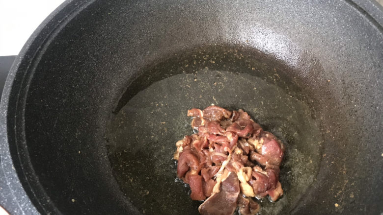 蒜苔炒牛肉,起锅烧油,把腌好的牛肉下锅滑炒;