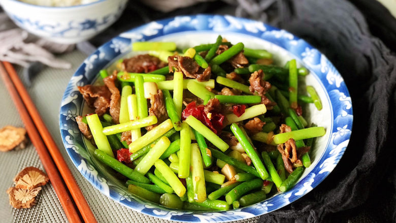 蒜苔炒牛肉,用时大概3-4分钟，这道蒜苔炒牛肉就可以出锅了，准备好米饭吧！