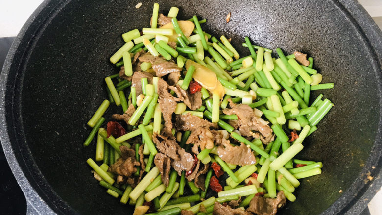 蒜苔炒牛肉,这时可以再加适量生抽调味;