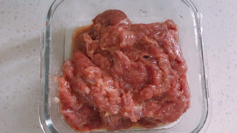 麻辣牛肉面,<a style='color:red;display:inline-block;' href='/shicai/ 216'>牛肉</a>切片提前20分钟加<a style='color:red;display:inline-block;' href='/shicai/ 720'>胡椒粉</a>、<a style='color:red;display:inline-block;' href='/shicai/ 788'>生抽</a>、料酒、淀粉食用油腌制。