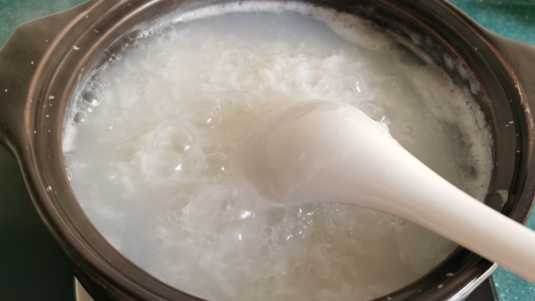生滚牛肉粥,先用大火煮开,再转小火熬煮到米粥粘稠。其间不时的搅动一下,防止米粥糊锅。