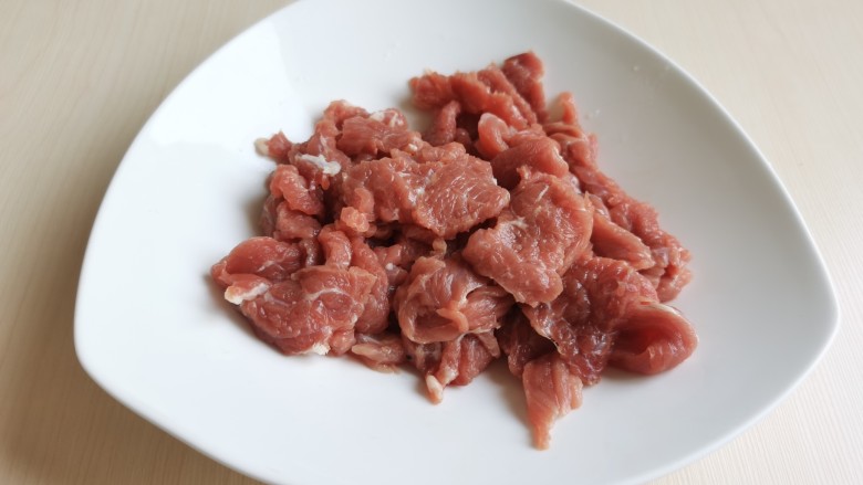 生滚牛肉粥,牛肉切成薄片,牛肉最好选择牛里脊部位,里脊肉会比较嫩。