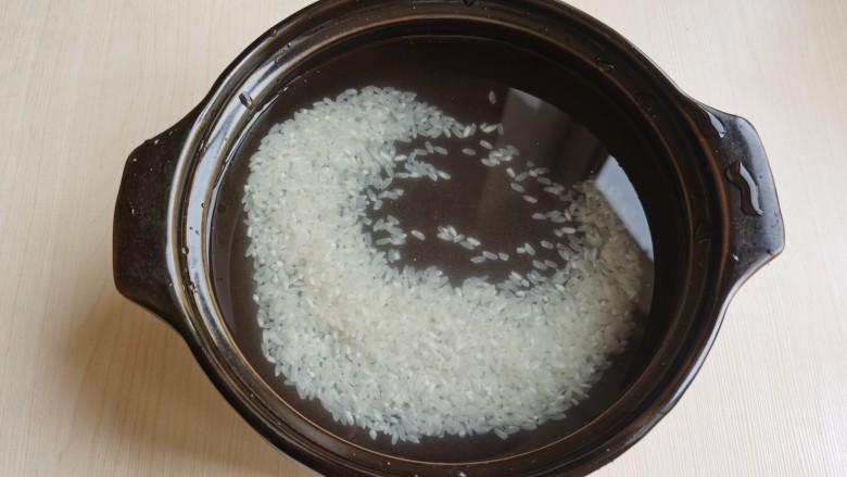 生滚牛肉粥,<a style='color:red;display:inline-block;' href='/shicai/ 492'>大米</a>淘洗干净,浸泡约1小时左右。加开水煮粥。开水下锅会避免粘锅,也比较节省时间。