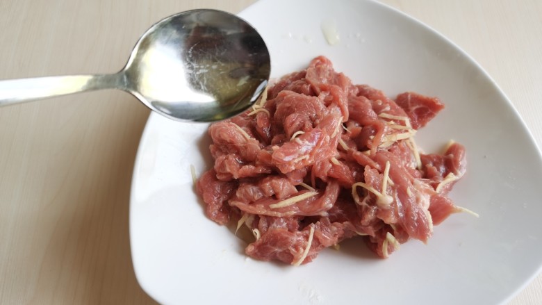 生滚牛肉粥,最后加入适量食用油,用手抓匀后,盖上保鲜膜放入冰箱冷藏腌制。