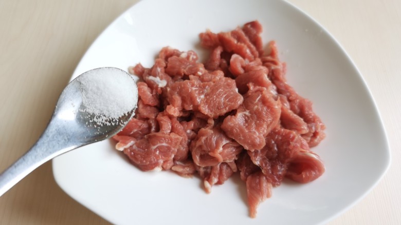 生滚牛肉粥,切好的牛肉片最好提前腌制一段时间,让肉片入味去腥。牛肉片里加入少许的食盐。