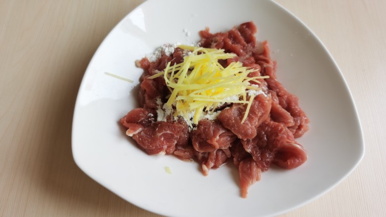 生滚牛肉粥,加入切好的姜丝,用手抓匀。