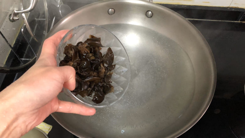 茼蒿炒鸡蛋➕最是一年春好处,加入木耳,烫约一分钟