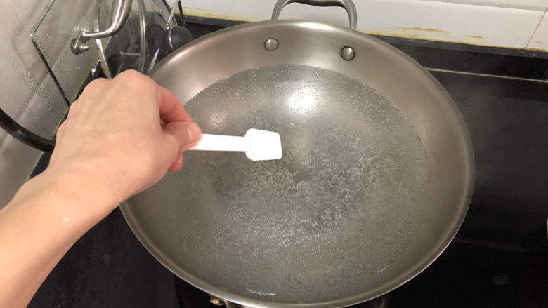 茼蒿炒鸡蛋➕最是一年春好处,坐锅烧水,水开放少许食盐