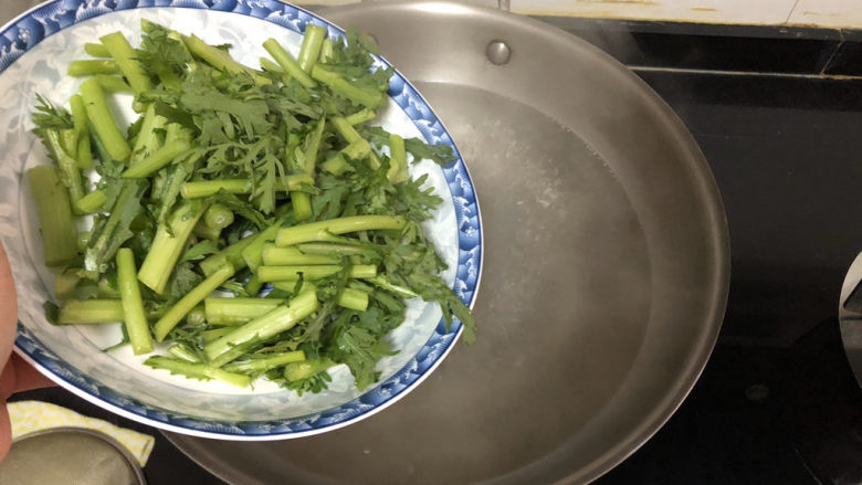 茼蒿炒鸡蛋➕最是一年春好处,加入茼蒿茎的部分,烫半分钟捞出