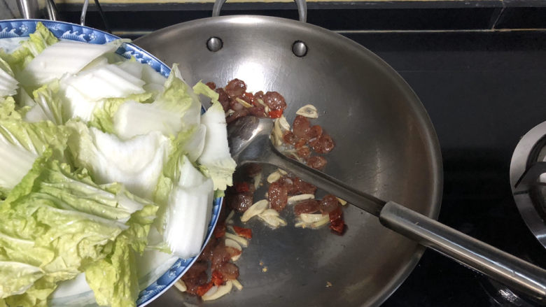 娃娃菜木耳炒腊肠➕ 红莲韵绝白莲清,转中大火,加入娃娃菜菜梗部分,翻炒一分钟