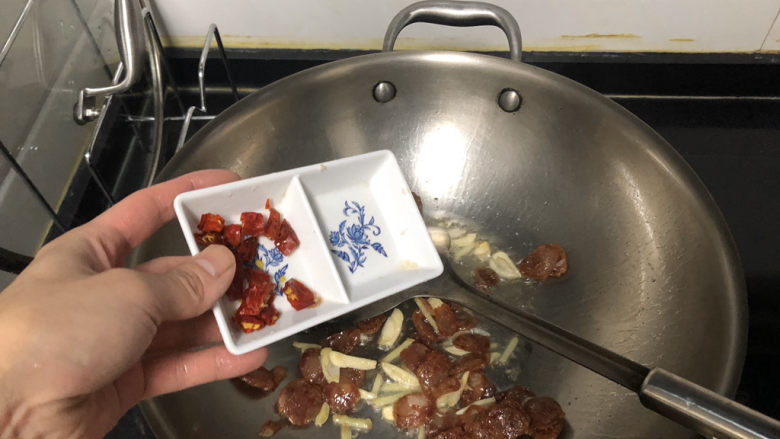 娃娃菜木耳炒腊肠➕ 红莲韵绝白莲清,加入干辣椒煸炒十来秒
