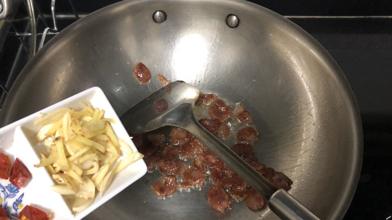 娃娃菜木耳炒腊肠➕ 红莲韵绝白莲清,加入姜丝蒜片煸香