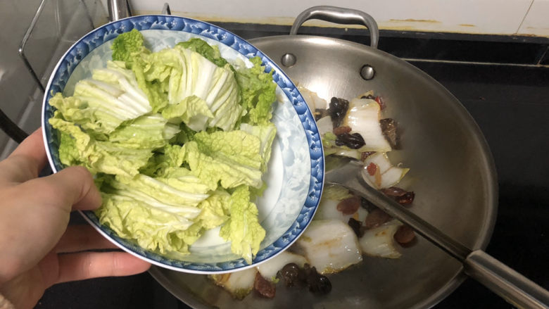 娃娃菜木耳炒腊肠➕ 红莲韵绝白莲清,加入娃娃菜叶片,