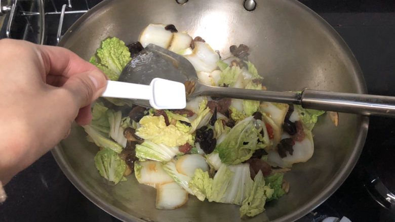 娃娃菜木耳炒腊肠➕ 红莲韵绝白莲清,最后尝下咸淡,根据个人口味添加少许食盐定味,翻炒均匀出锅