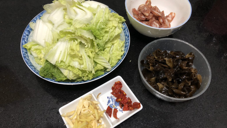 娃娃菜木耳炒腊肠➕ 红莲韵绝白莲清,全部食材准备好