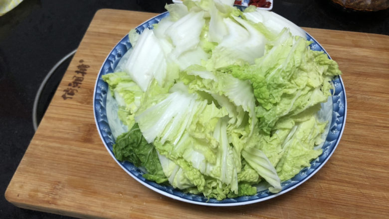 娃娃菜木耳炒腊肠➕ 红莲韵绝白莲清,用刀片斜片,叶片叶梗分开放