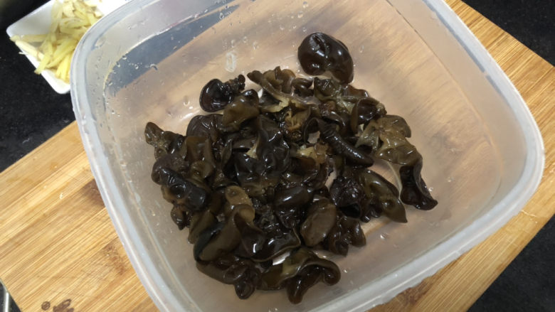 娃娃菜木耳炒腊肠➕ 红莲韵绝白莲清,泡发好的木耳在流动水下揉搓洗净