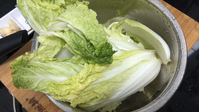 娃娃菜木耳炒腊肠➕ 红莲韵绝白莲清,娃娃菜叶片摘下,清洗备用