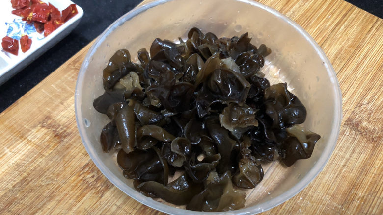 娃娃菜木耳炒腊肠➕ 红莲韵绝白莲清,木耳撕成小朵