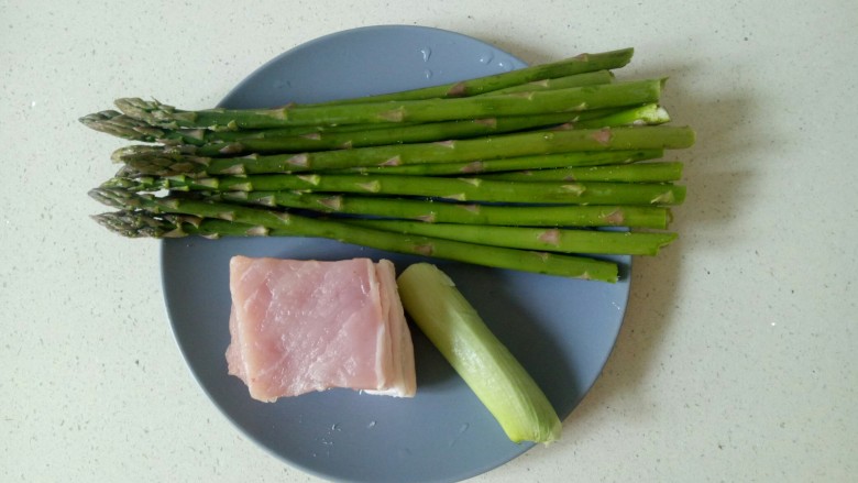 芦笋炒肉片,准备好食材