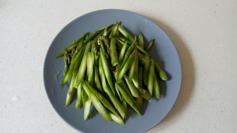 芦笋炒肉片,切成小段