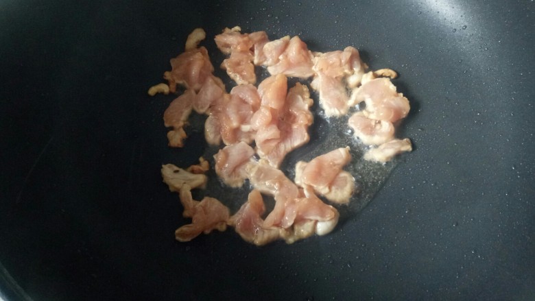芦笋炒肉片,放入瘦肉片翻炒