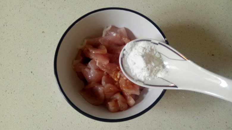 芦笋炒肉片,加入一勺淀粉,抓均匀腌制15分钟