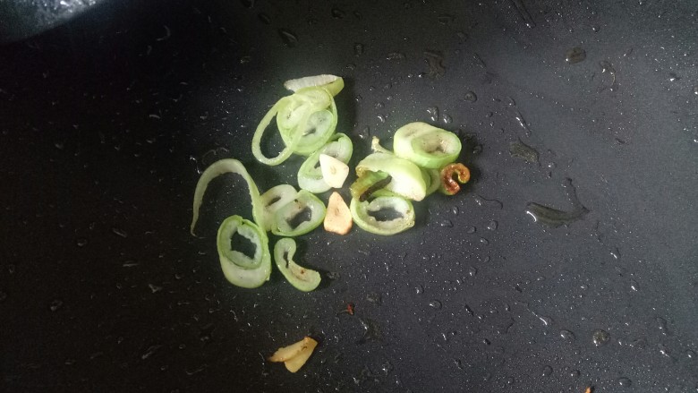 芦笋炒肉片,锅中底油,放入葱姜蒜爆香