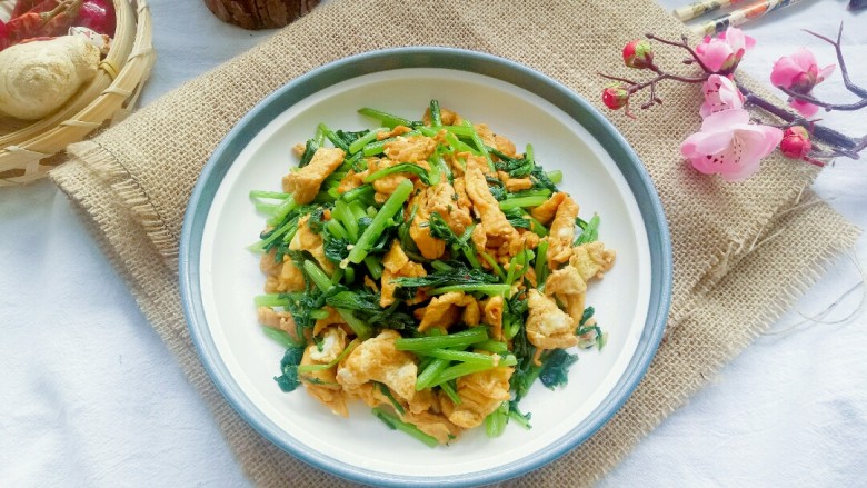茼蒿炒鸡蛋,装盘