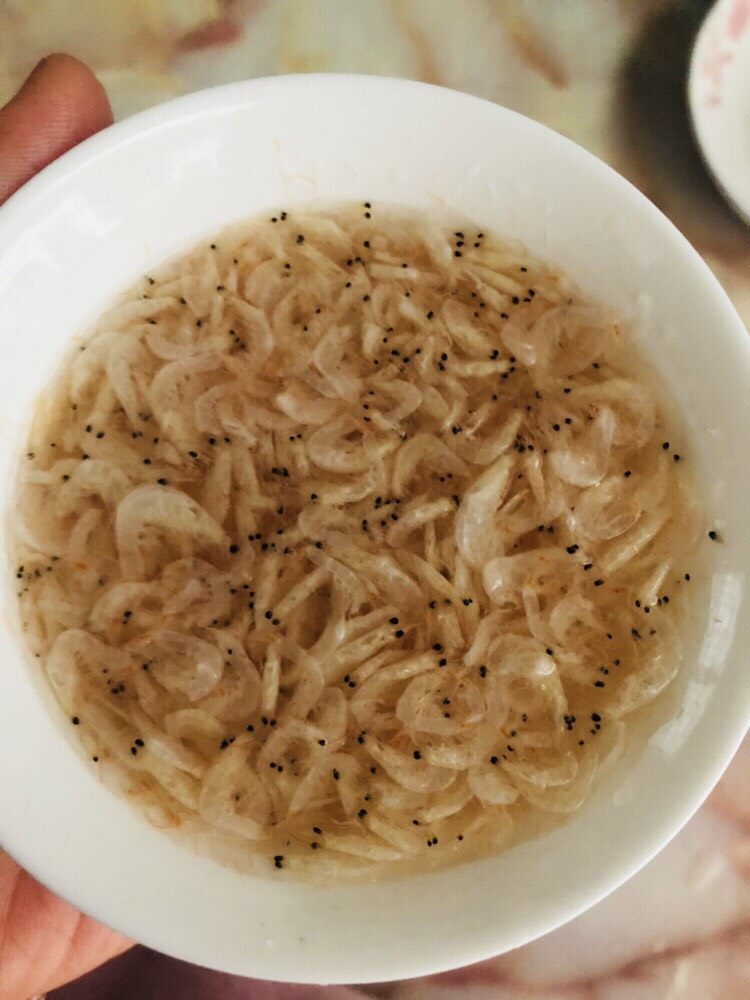 芦笋紫菜汤,用清水洗净。装虾皮的容器不要大,不然放水后不容易捞起来。