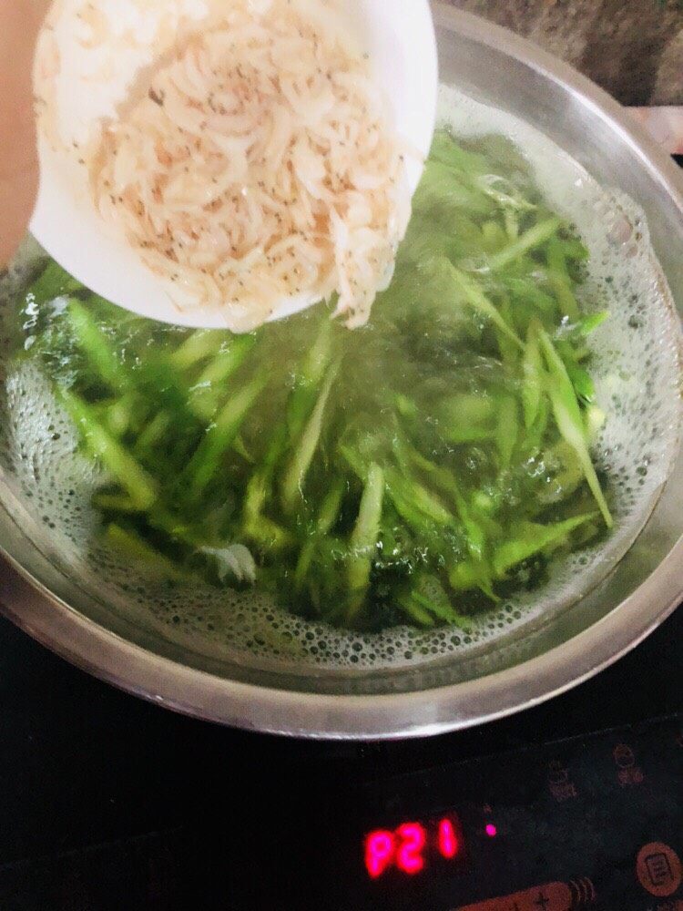 芦笋紫菜汤,煮开后去浮末,放入虾皮。