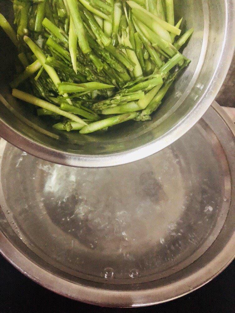 芦笋紫菜汤,水开后放入切好的芦笋