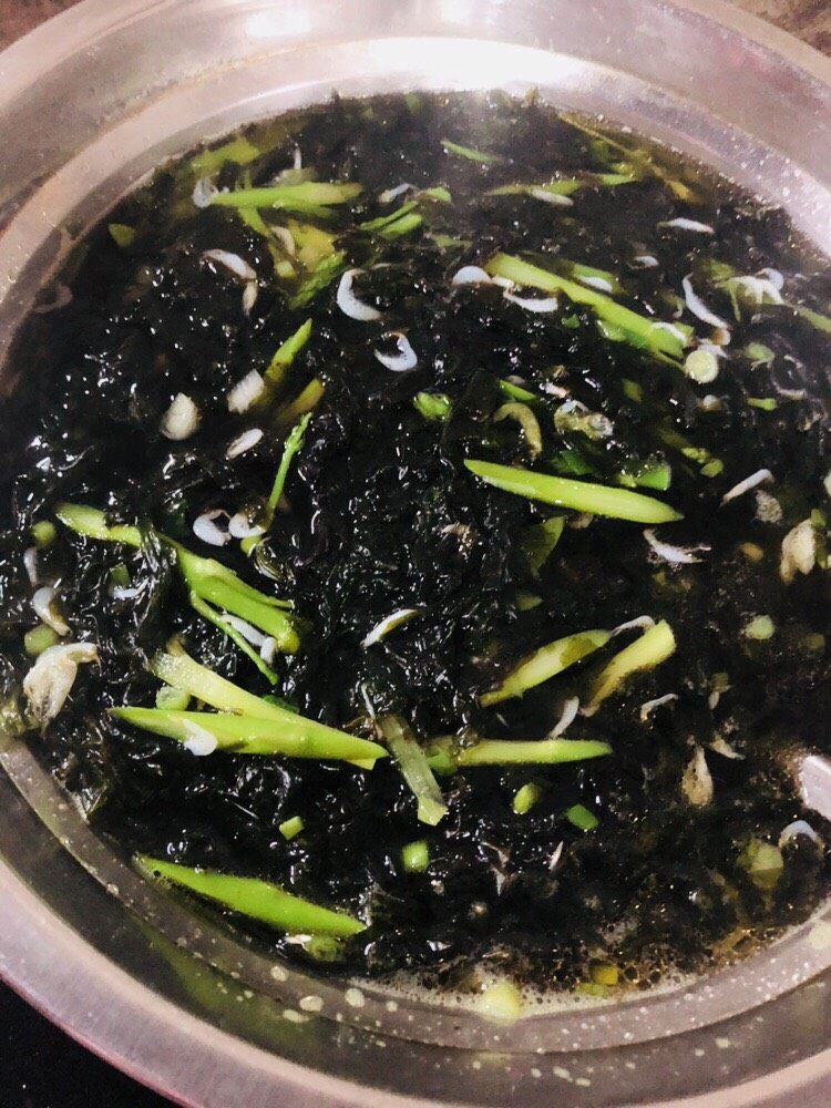 芦笋紫菜汤,这样就好了,如果想要好看点可以在出锅前加入适量<a style='color:red;display:inline-block;' href='/shicai/ 673'>枸杞</a>