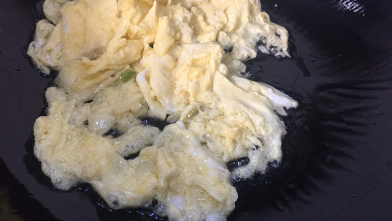 茼蒿炒鸡蛋,鸡蛋翻炒片刻盛出,不要太久了