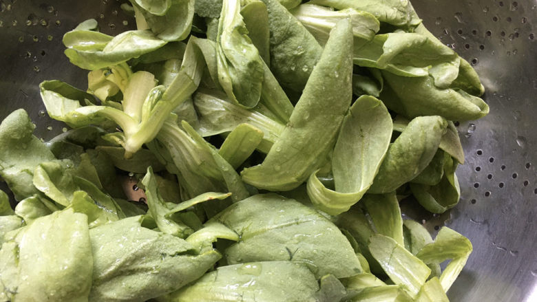 茼蒿炒鸡蛋,茼蒿去掉根部,捞出沥干水份