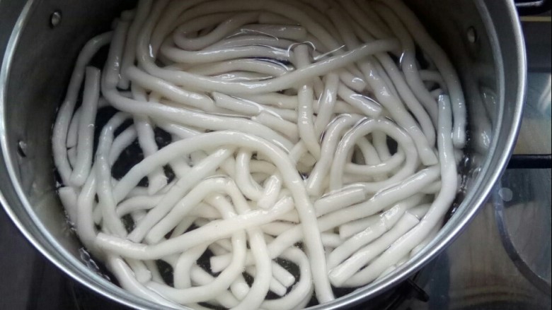 鱼杂香锅,土豆煮熟,放入小锅中。