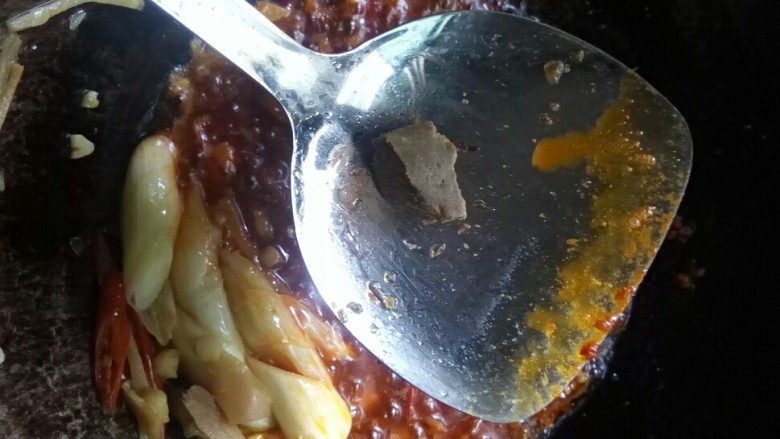 鱼杂香锅,加点香料块,拌匀。