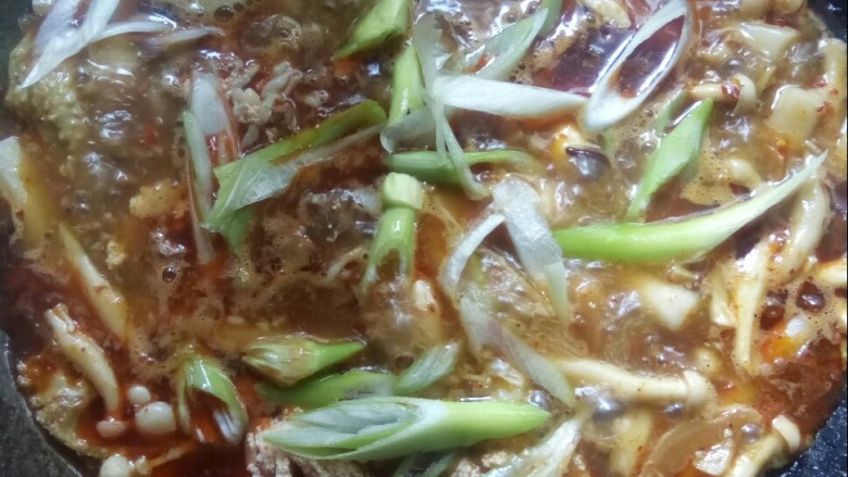 鱼杂香锅,放入葱片,关火。