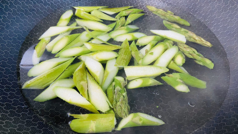 芦笋炒肉片,放入芦笋焯烫两分钟