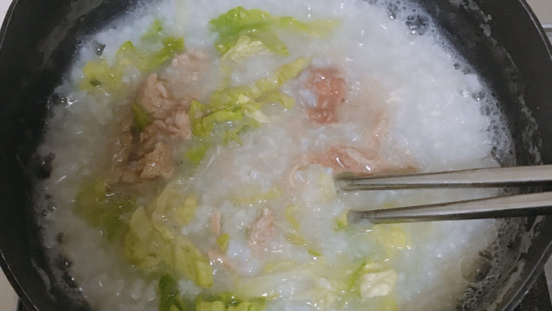 生滚牛肉粥,再放入生菜丝。