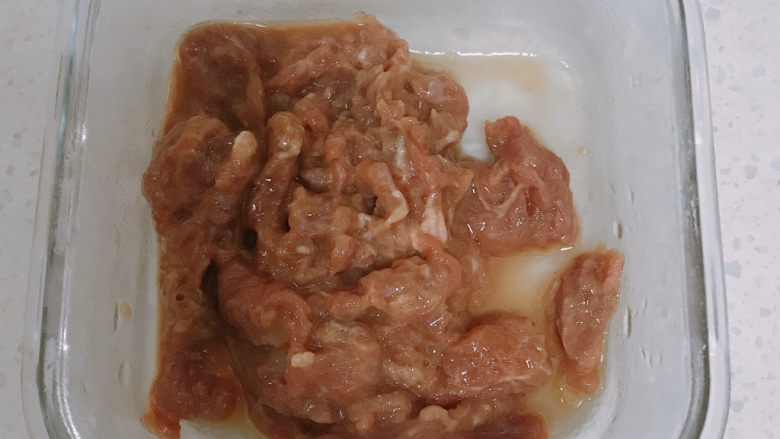 生滚牛肉粥,<a style='color:red;display:inline-block;' href='/shicai/ 216'>牛肉</a>提前20分钟用少许<a style='color:red;display:inline-block;' href='/shicai/ 720'>胡椒粉</a>，<a style='color:red;display:inline-block;' href='/shicai/ 788'>生抽</a>，<a style='color:red;display:inline-block;' href='/shicai/ 718'>料酒</a>，淀粉以及食用油腌制